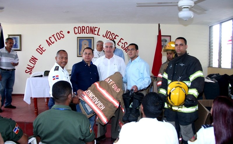 Alcalde hace entrega de nuevos conjuntos uniformes a Bomberos de Moca